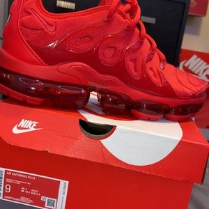 Air vapormax plus university red
